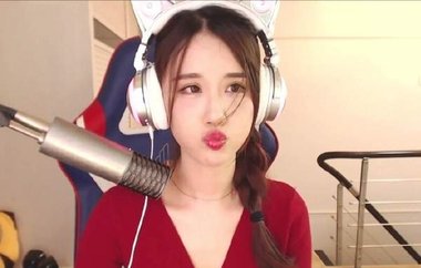一姐阿冷进军玩起ASMR 粉丝高呼“我要当话筒” 一姐阿冷进军玩起ASMR 粉丝高呼“我要当话筒”