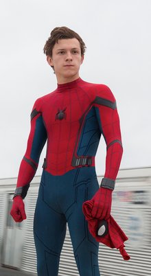 汤姆·赫兰德饰演彼得·帕克/蜘蛛侠 15岁的高中生,在被受放射性感染