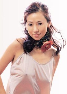 翁虹参加了亚洲小姐的比赛,并获得亚姐冠军,并进入娱乐圈,与亚洲电视