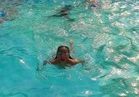 小孩游泳