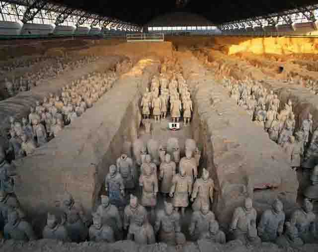 秦始皇兵马俑陪葬坑,是世界最大的地下军事博物馆.在