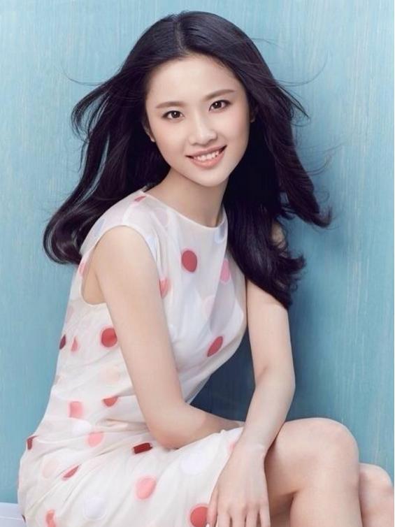 与李易峰合作主演由何炅执导的青春爱情电影《栀子花开》,饰演女主角