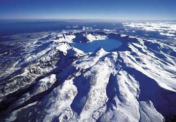 长白山火山活动异常频繁和多次喷发,开成了大范围的熔岩台地,特有的