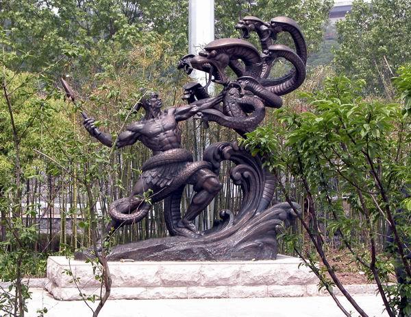 中国九头蛇当属《山海经》中的相柳.
