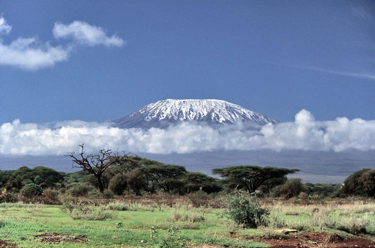 壮观的乞力马扎罗山一景