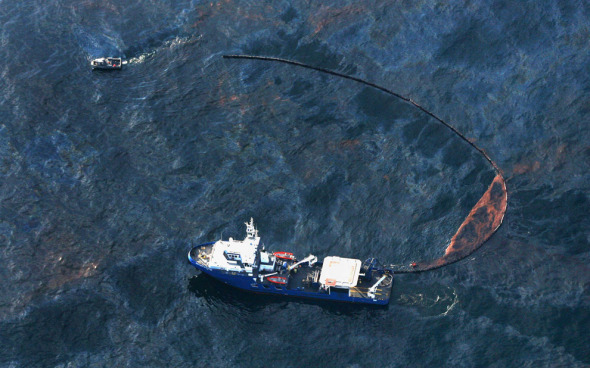 美国海岸警卫队正在清除浮油