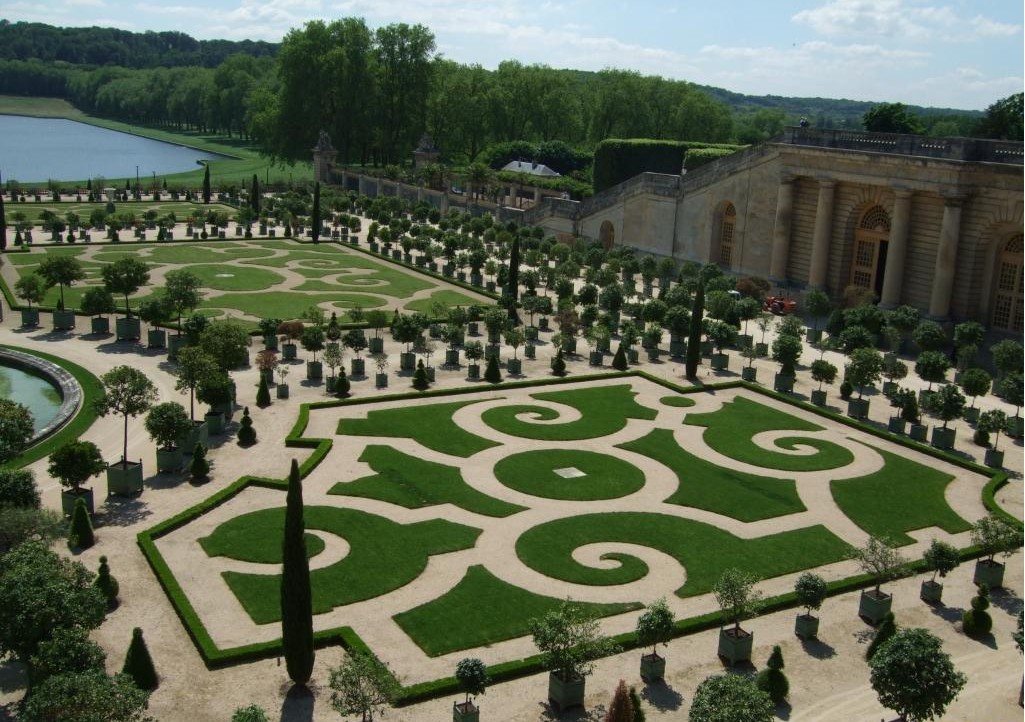 法国古典主义园林,着重表现的是路易十四统治下的秩序,是庄重典稚的