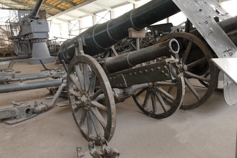 克虏伯75毫米山炮---是由德国生产的横楔式大炮,炮身长1050毫米,口径