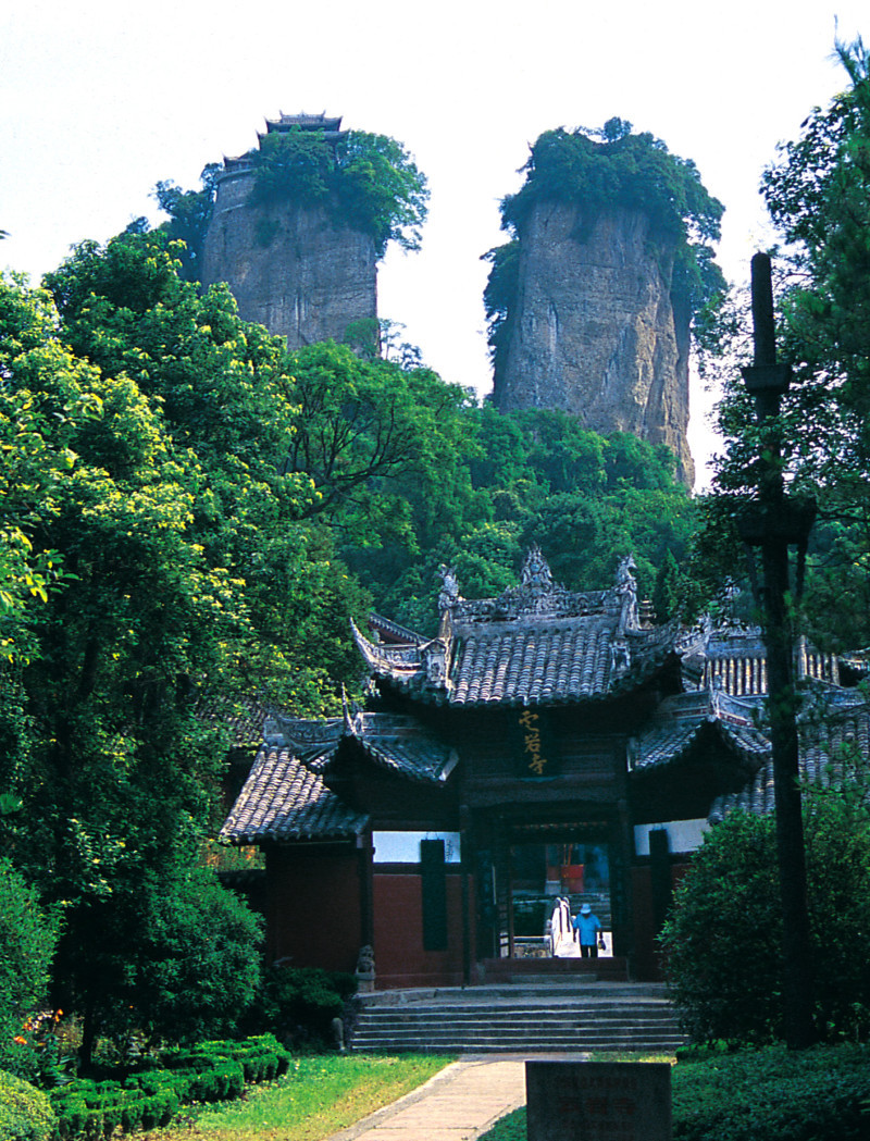 云岩寺是中国古代道教佛教寺庙.位于四川省江油市窦圌山腰.