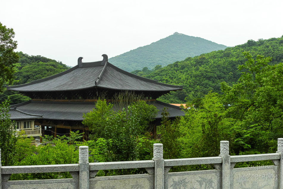 定山寺位于江苏省南京市浦口区狮子峰下,环境幽静.