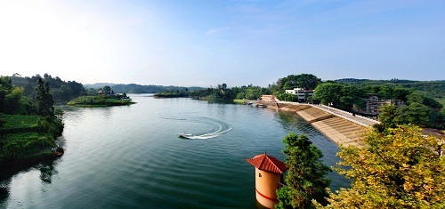 凤凰湖风景区地处泸州纳溪城西15公里的大渡口镇,凤凰湖旅游区拥有