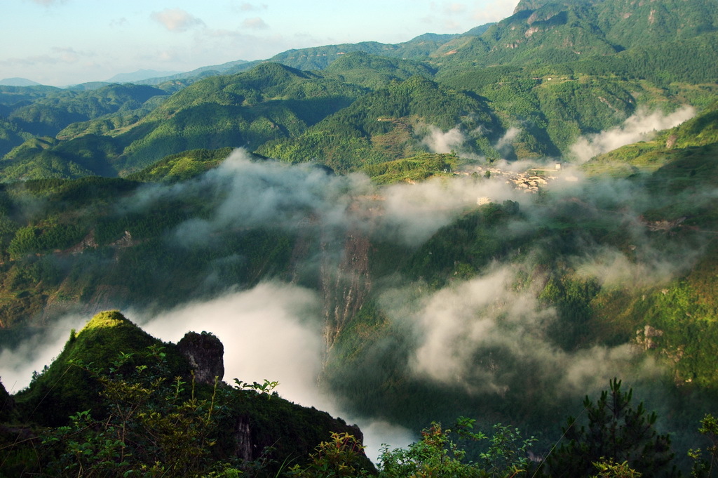 陈峭景区位于周宁礼门乡,海拔930米,距县城40公里,与鸳鸯溪隔溪相望