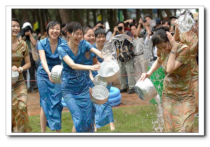 泼水节是傣族的新年,相当于公历的四月中旬,一般持续3至7天.第一天