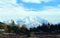 道孚县八美自然风景名胜区内的亚拉雪山,海拔5820m,山顶峰壁千仞,高