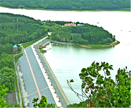 黄河水库景区,距磐石市区33公里,位于饮马河上游,跨烟筒山与明城两镇.