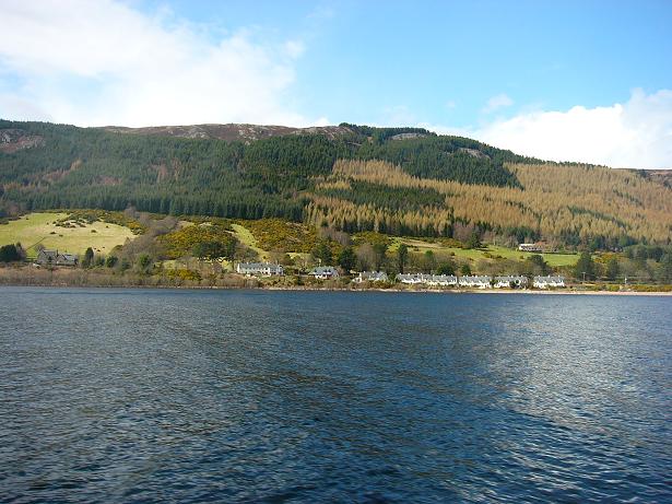 尼斯湖(loch ness)亦译内斯湖,位于英国苏格兰高原北部的大峡谷中,湖