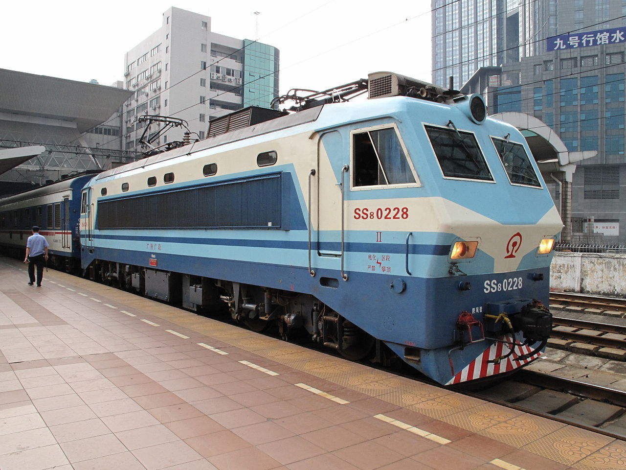 韶山8型0226号机车于广州东站,采用dsa受电弓,圆形顶灯