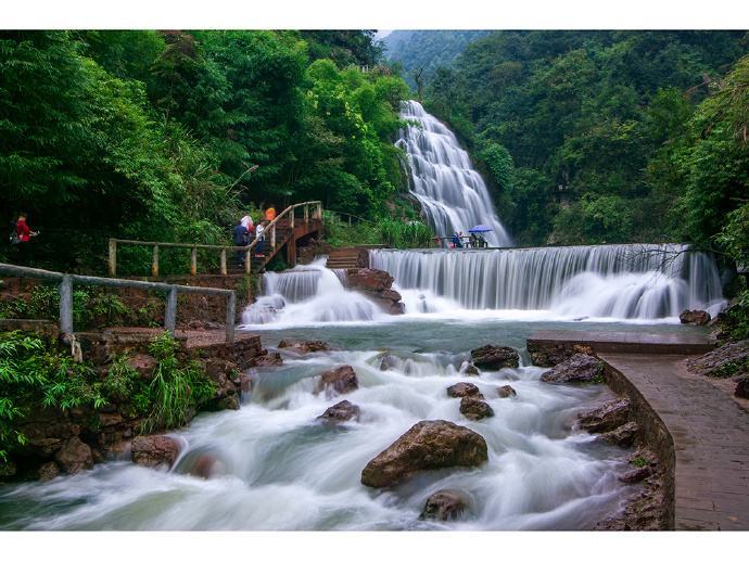 天意谷景区,位于四川省广安市邻水县甘坝乡,华蓥山主峰高登山南麓