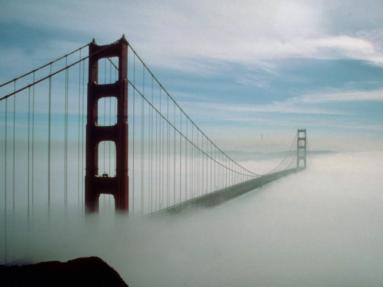 当船只驶进旧金山,从甲板上举目远望,首先映入眼帘的就是大桥的巨形钢