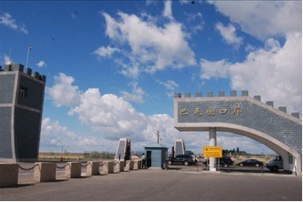 塔城市位于新疆维吾尔自治区西北部,准噶尔盆地西北边缘的塔城盆地