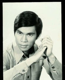 由罗烈,麦德罗,庄莉主演的动作电影《边陲威龙》,饰演大毒枭"梁1990年