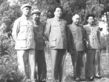 1954年，毛泽东与陈伯达(右二)、田家英等在杭州