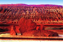 吐鲁番火焰山与葡萄、哈密瓜 吐鲁番火焰山与葡萄、哈密瓜