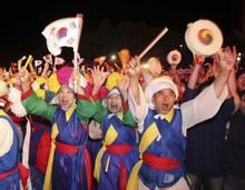 韩国民众街头庆祝