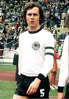 弗朗茨·贝肯鲍尔：德国传奇球星贝肯鲍尔被认为是足球史上最伟大的后卫之一。他在欧冠出场103次，打进32球，并帮助拜仁慕尼黑队在1974年、1975年和1976年三次赢得欧冠冠军。他还被评为1972年欧冠决赛最佳球员。