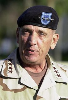 franks)1945年出生于美国俄克拉荷马州温尼伍德,父亲是建筑工人.