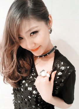 现在是魏晨女友,曾是"爱朵女孩"组合成员,有"小苹果"的昵称.