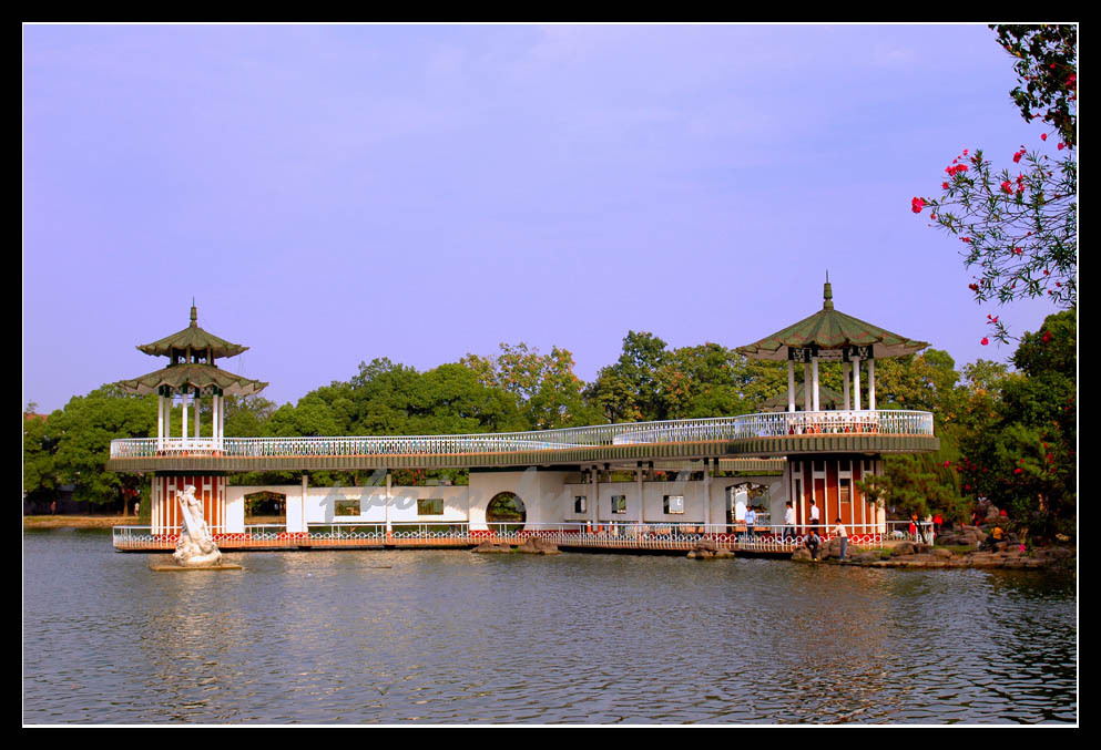 區的城市中心區的北部,海田區的東側,其南面為軍民大道,西面為海灣路