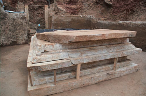 主室中的须弥座式彩绘石棺床