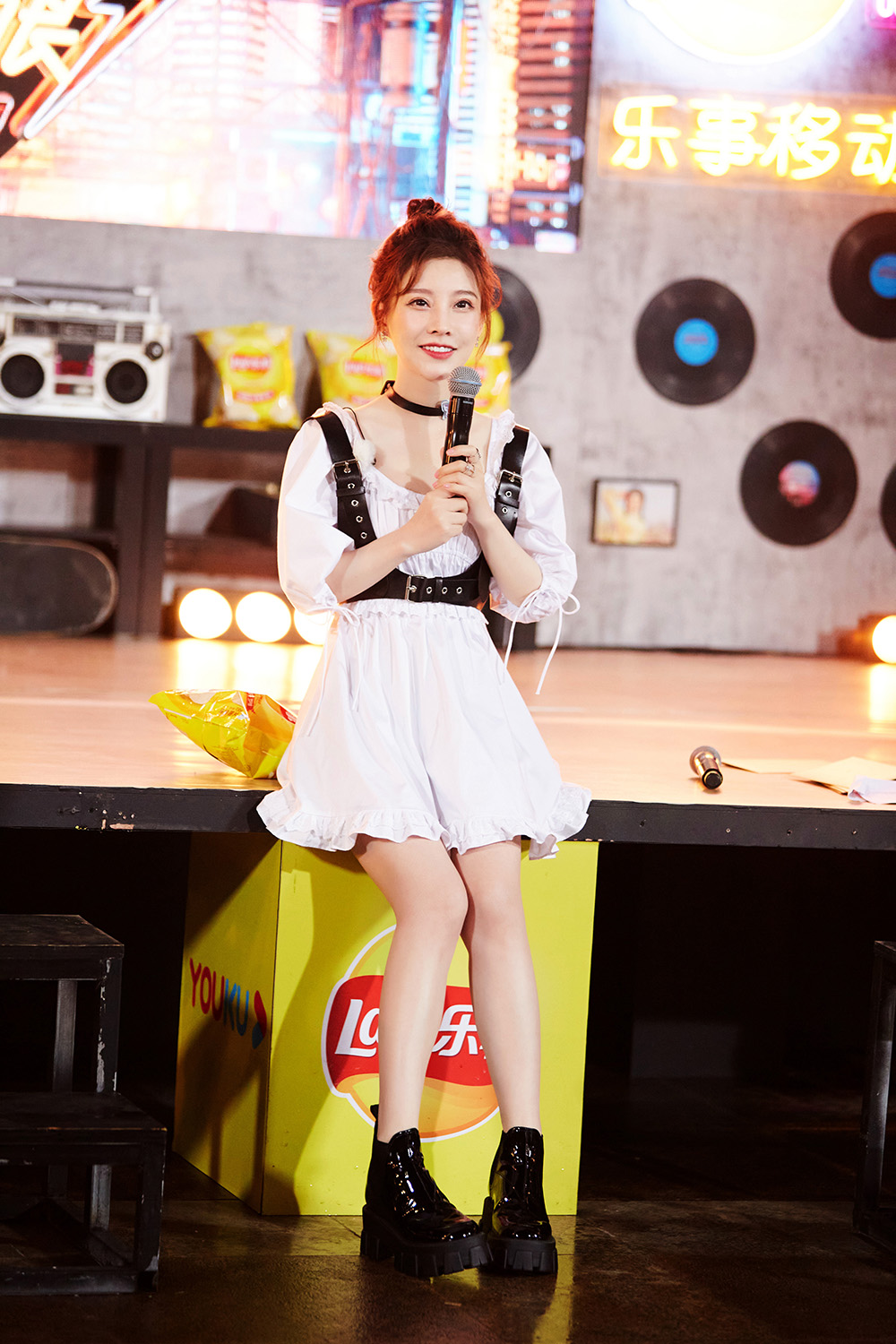 冯提莫《街头音浪》歌声引围观 人美歌甜互动有梗