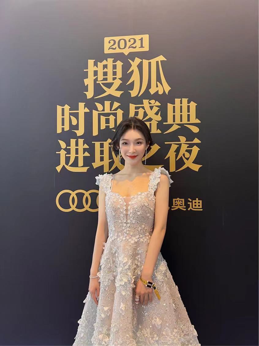 演员念真凭借电视剧《麦香》,《像我们这样奋斗》中清丽大气的外表