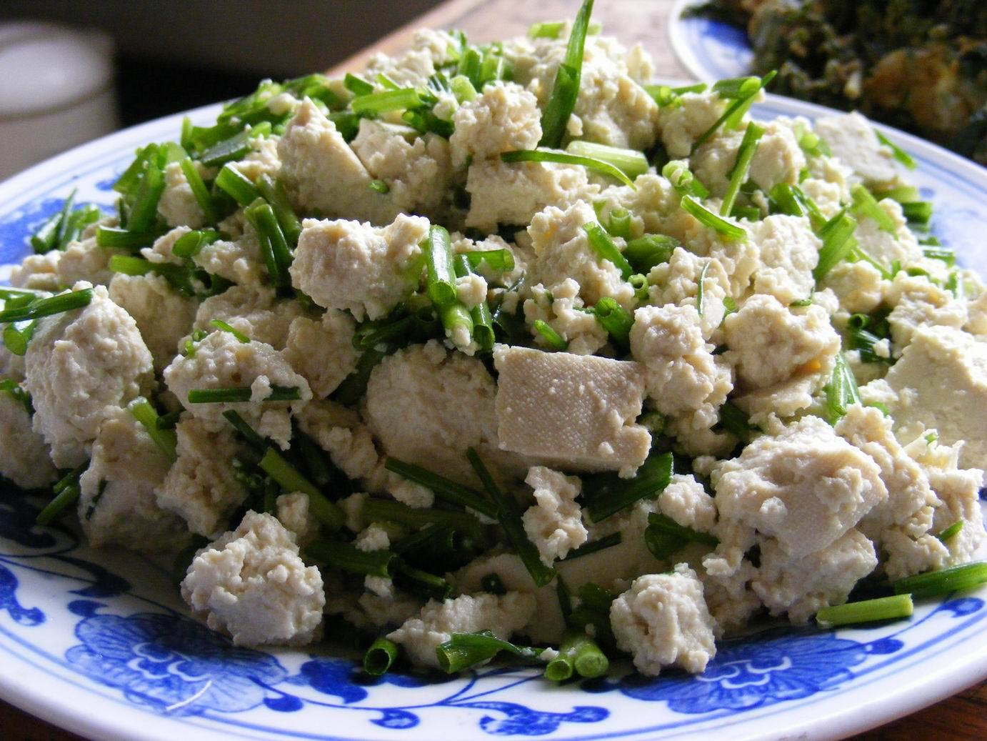 天热了必吃凉菜，教你做一道正宗的小葱拌豆腐，好吃又营养！
