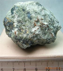 矿物成分主要为石榴子石类,辉石类和其他硅酸盐矿物