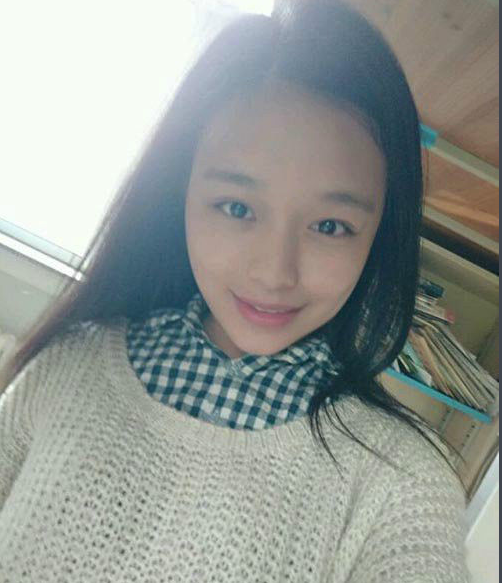 黄霄云1998年12月出生于贵州省黔南布依族苗族自治州,在很小时候就