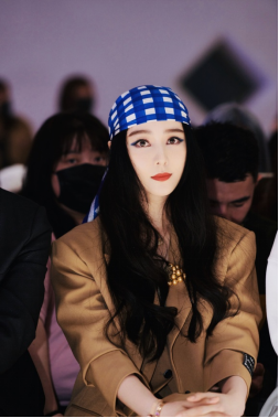 范冰冰现身上海出席u/ti品牌大秀 复古蓝白头巾造型潮范十足