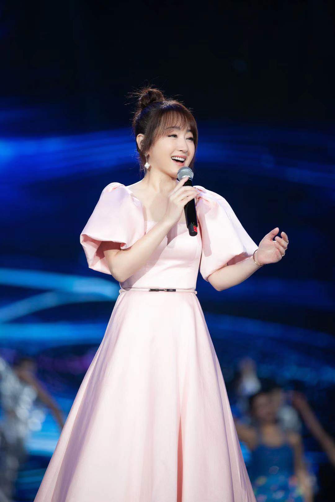 七台晚会轮番登场杨钰莹开启春节霸屏模式