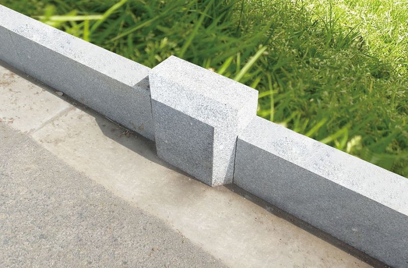 其铺装在道路边缘,起保护路面的作用,北方人说路牙叫路崖子,马路牙子