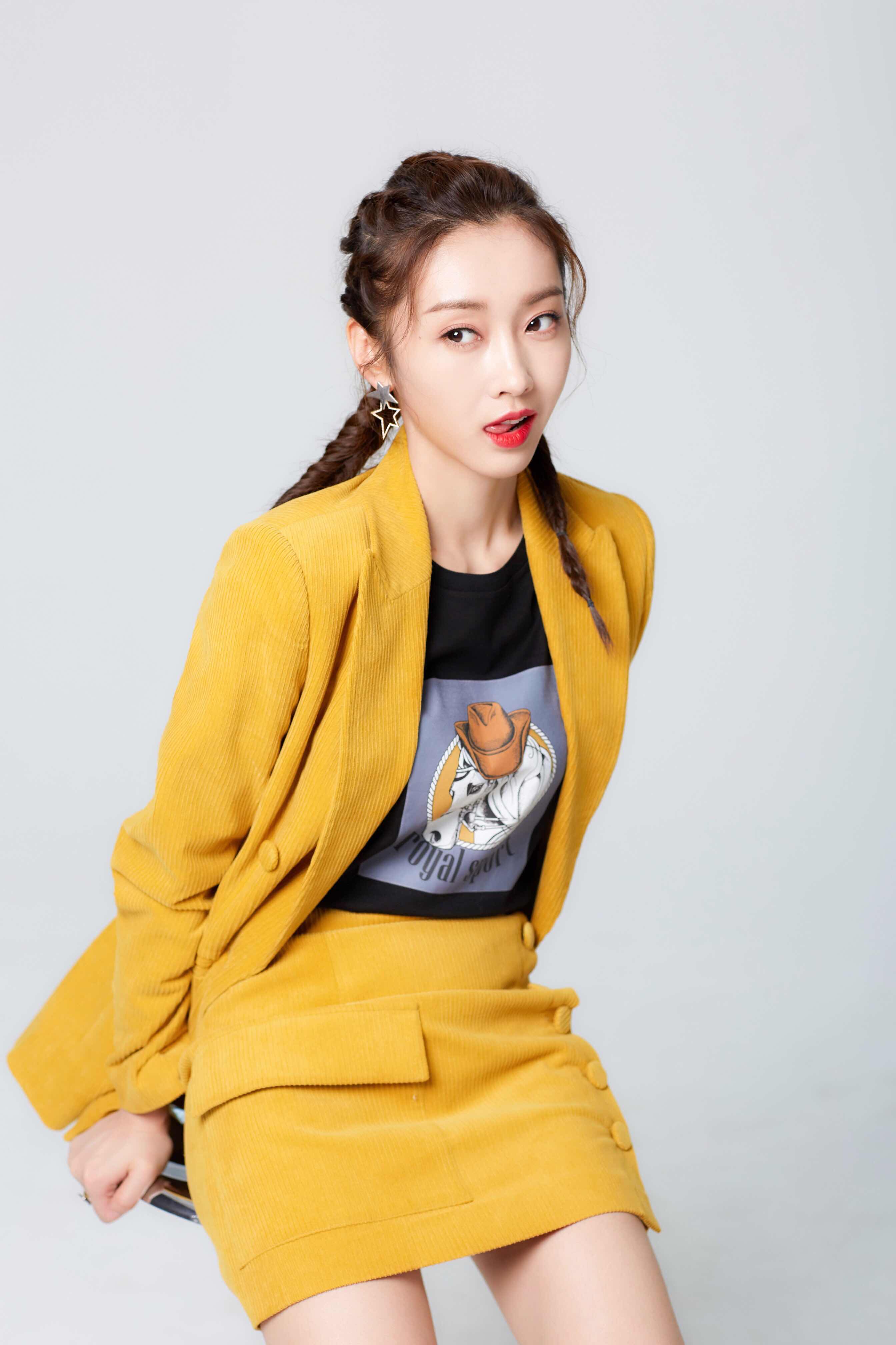 宣璐早秋鹅黄西装大片出炉甜飒质感彰显自我风格