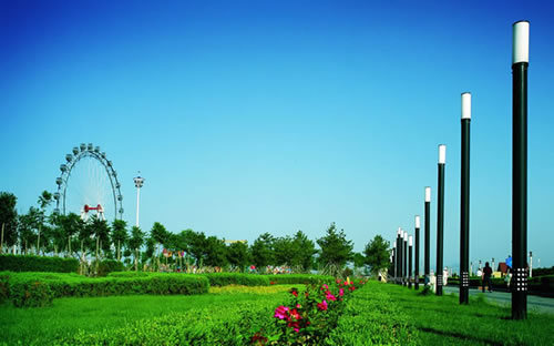 鮁魚圈月亮湖公園地處渤海之濱的營口經濟技術開發區南部,處於城市的