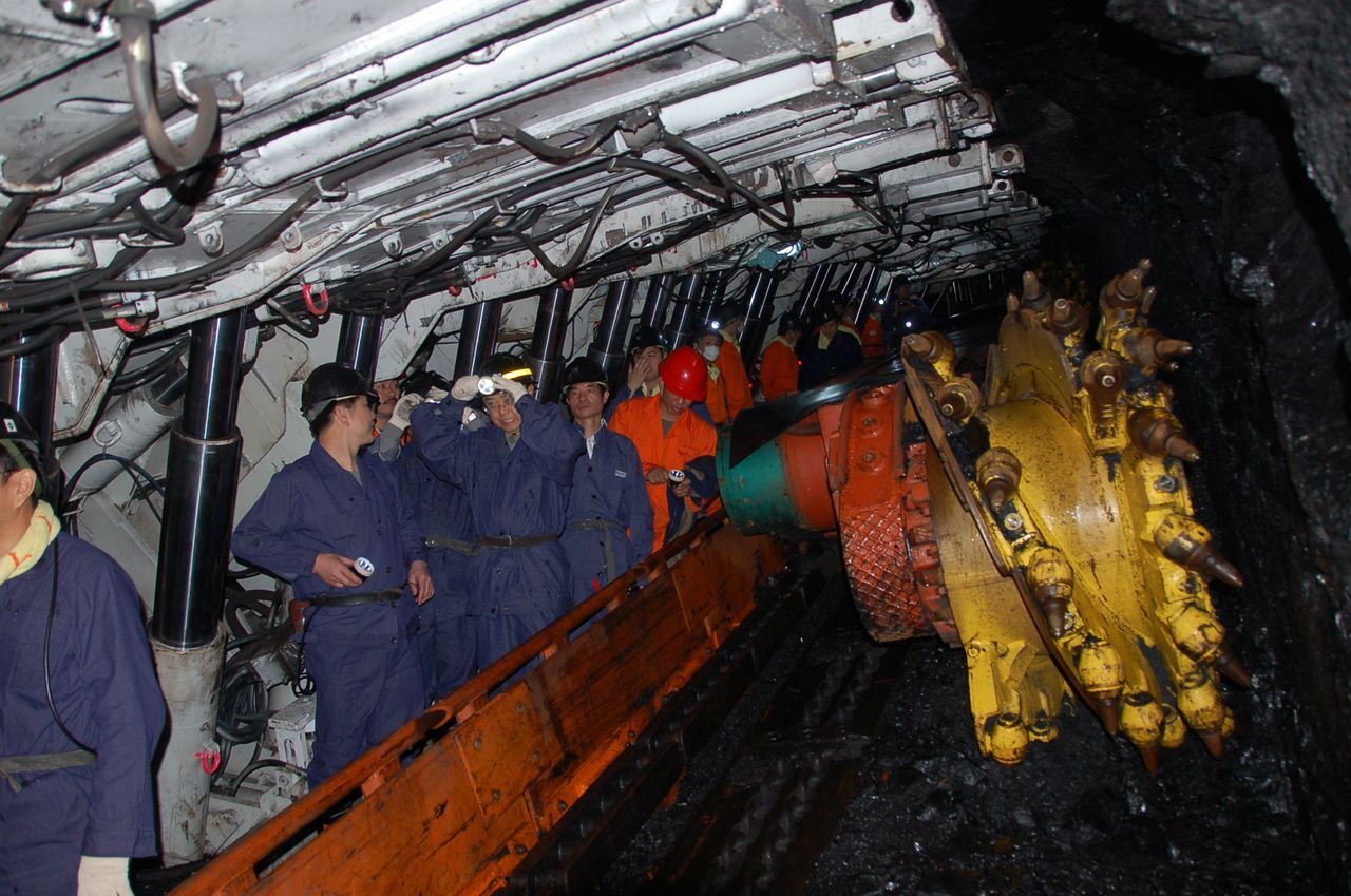 先打通巷道进入计划开采面积的远处,正式开采时的工作面称回采工作面