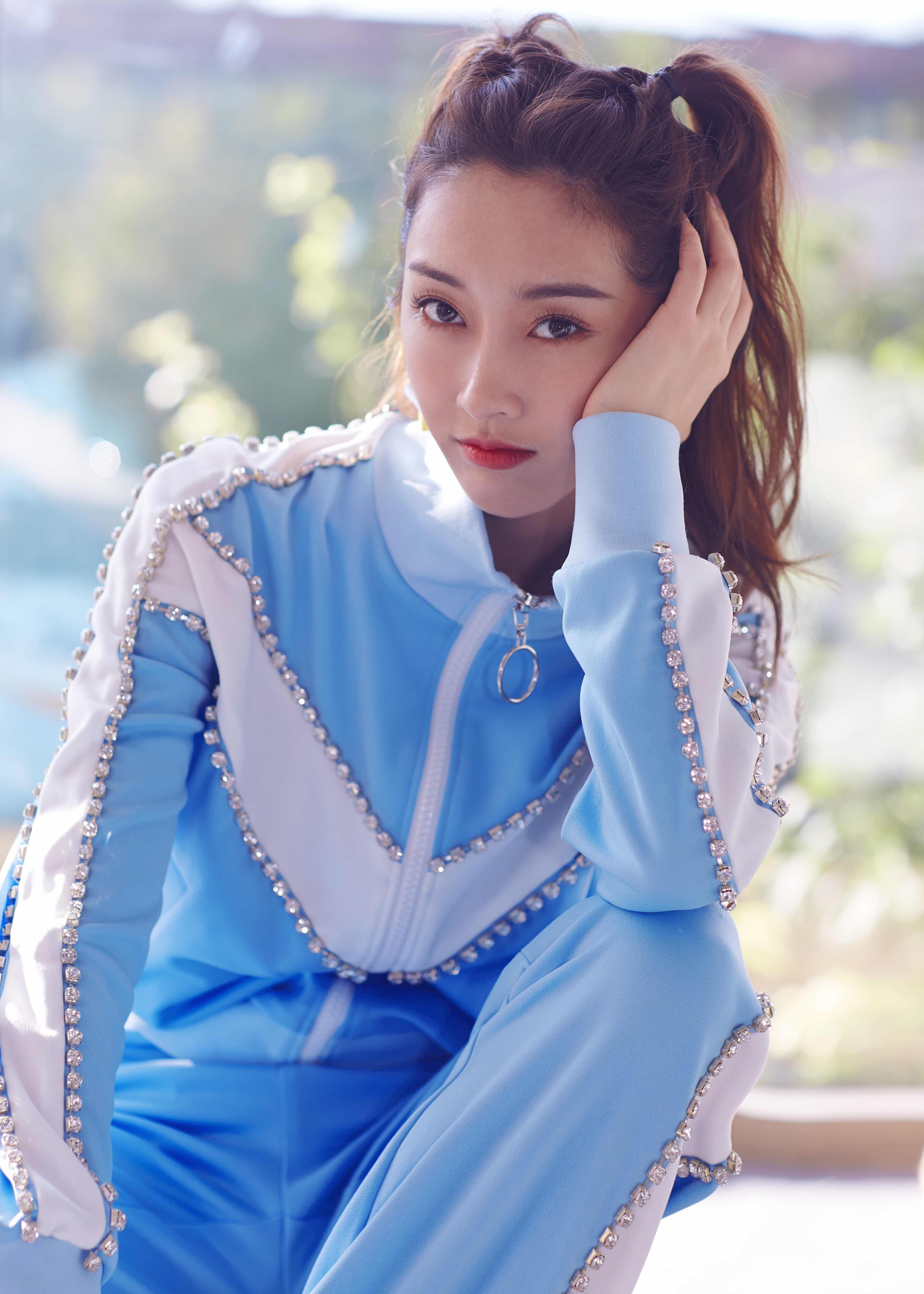 点击get美颜新壁纸！宣璐元气双马尾出镜玩转校园运动风