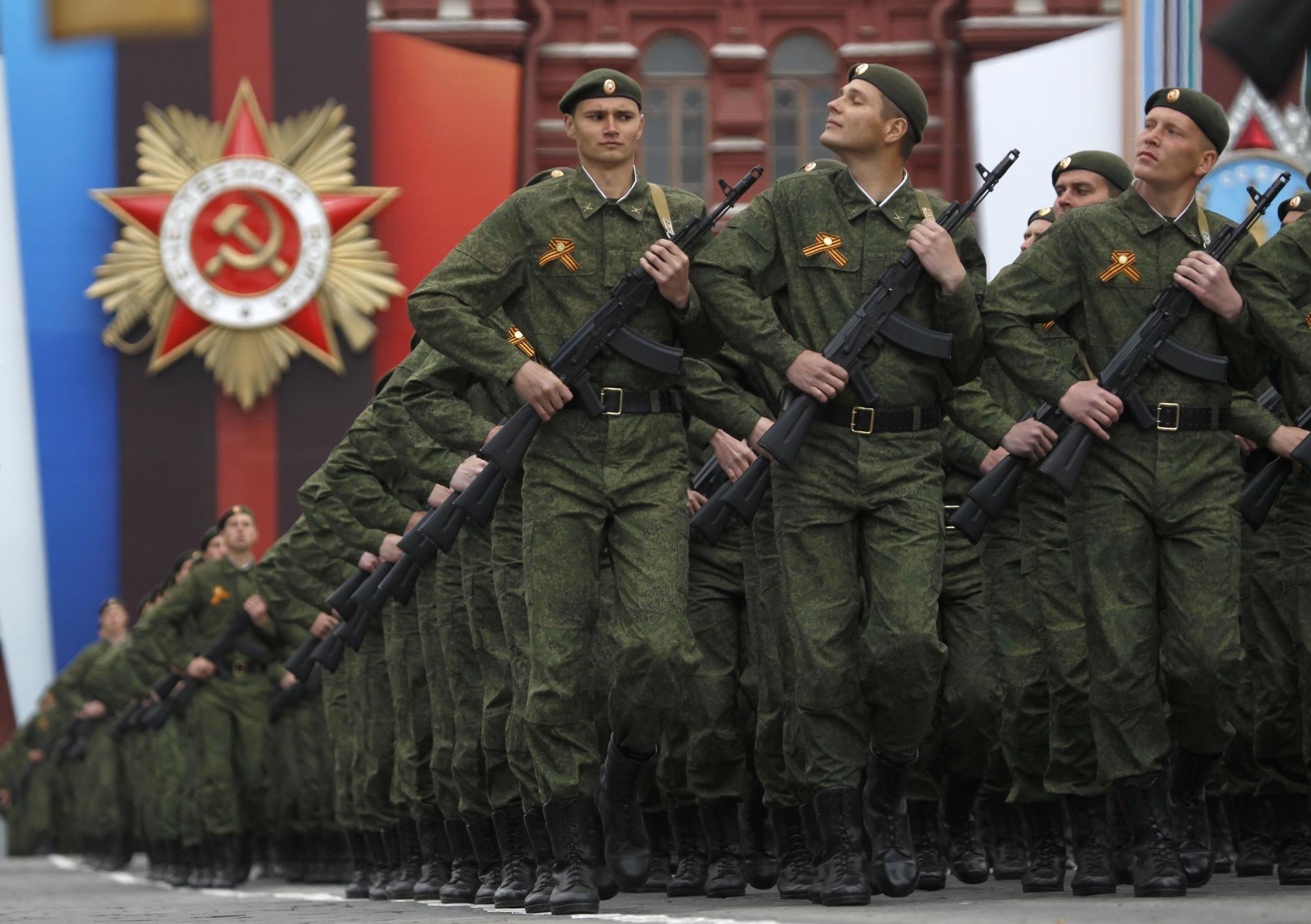 俄罗斯士兵阅兵图片