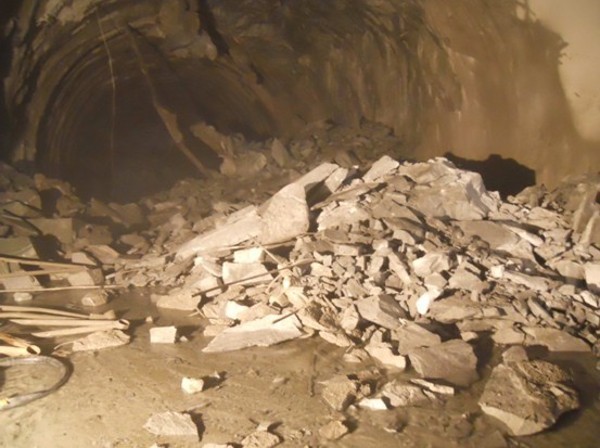 变形势能在一定条件下的突然猛烈释放,导致岩石爆裂并弹射出来的现象