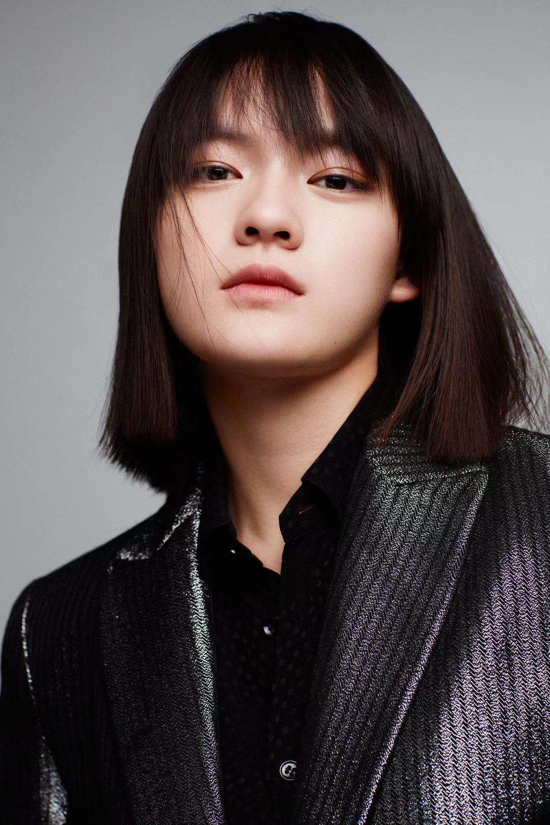 文淇金属质感西装酷感十足肆意不羁眼神引人入戏