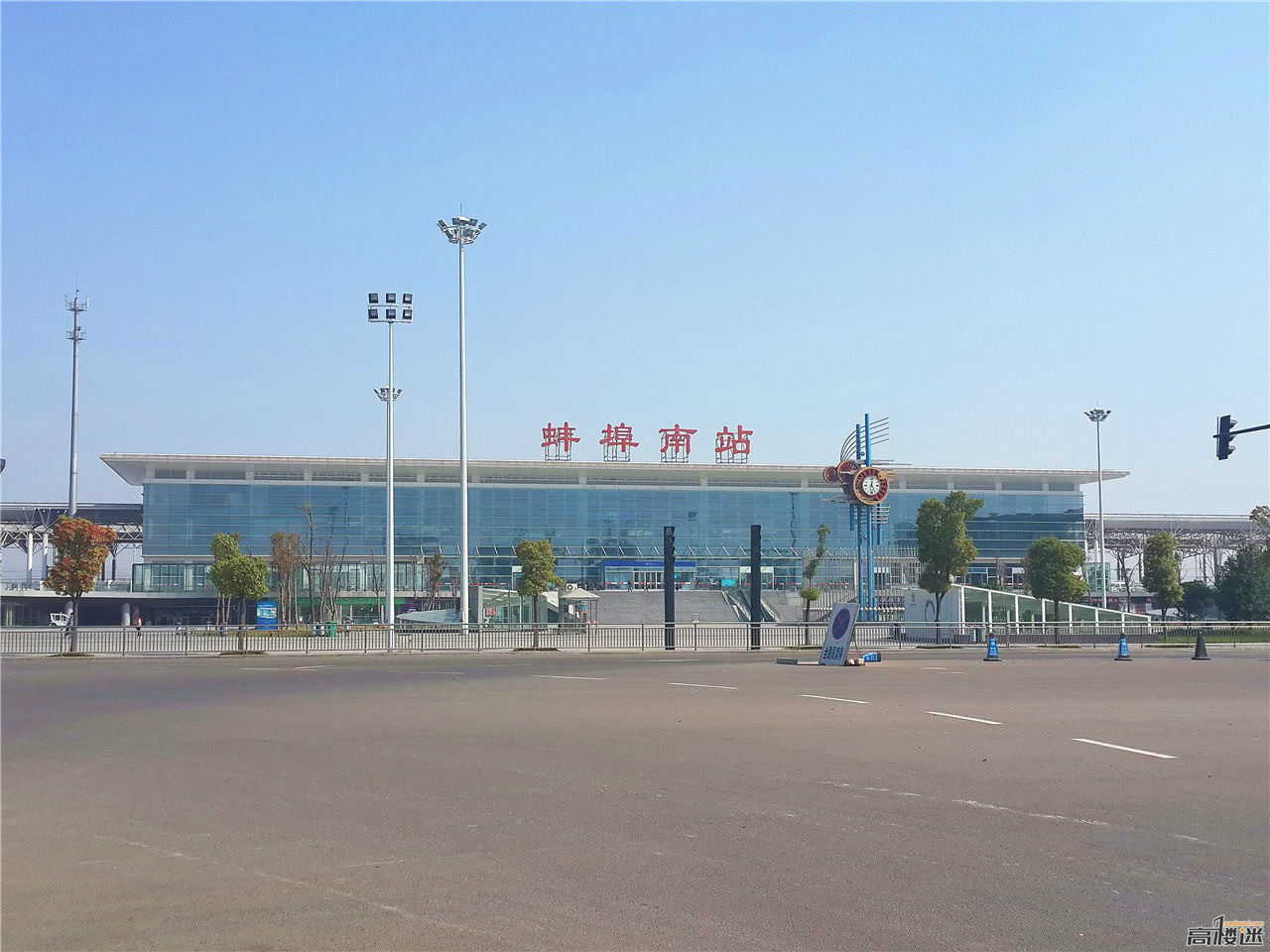 蚌埠南站使用金锐银色氟碳铝单板案例