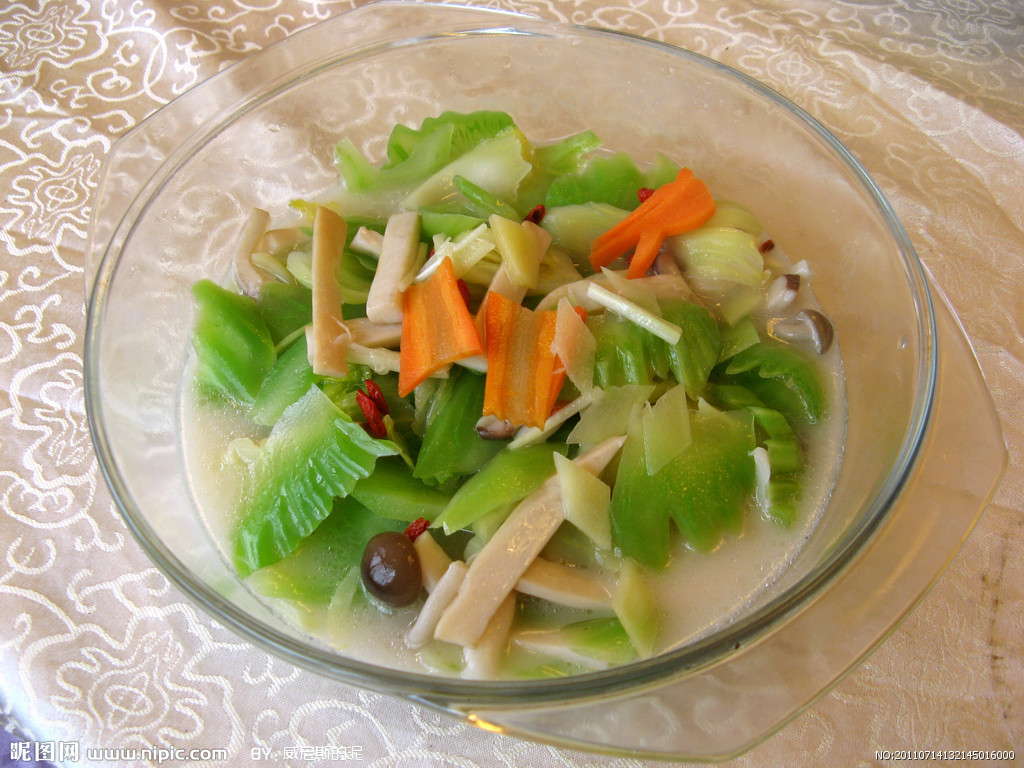 广东媳妇教你芥菜排骨汤好吃的广式做法，清甜可口，简单易学_水东